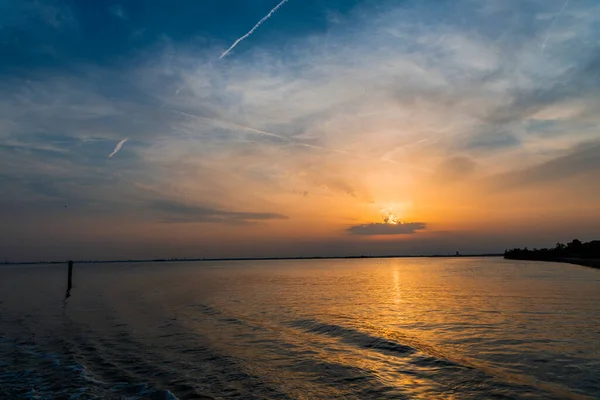 夕阳西下的天空和海水波涛汹涌 穆拉诺 布尔诺 — 图库照片