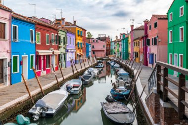 1. Venezuela Belediyesi, Murano-Burano, su kanalı ve renkli binalar. 