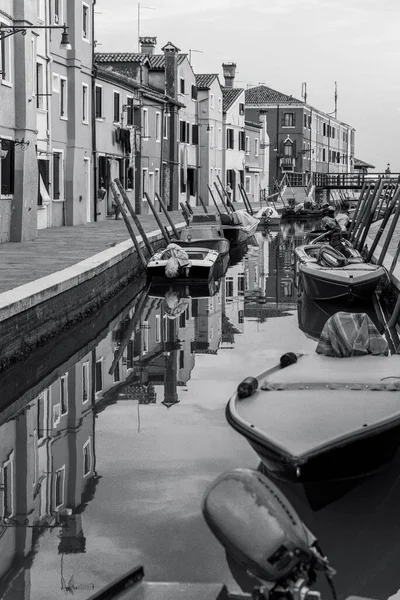 Чорно Білий День Burano Murano Channel Cityscape Багатокольоровими Будівлями Венеція — стокове фото