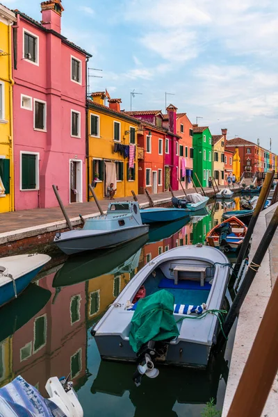 昼の時間多色の建物とブラノムラノチャンネルの街並み ヴェネツィア イタリア — ストック写真