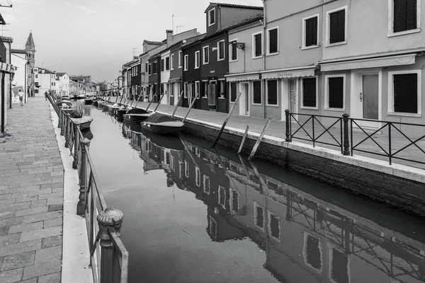 川のチャンネル ヴェネツィア イタリアとブラーノ島ムラーノの街並みの黒と白のショット — ストック写真