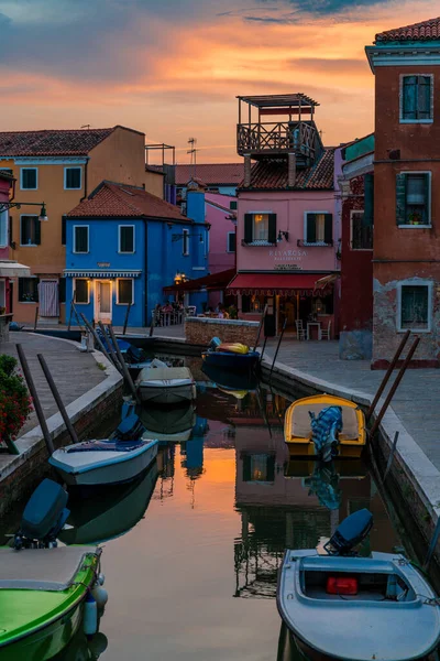 Murano Burano Canal Água Com Barcos Exterior Casas Coloridas Itália — Fotografia de Stock