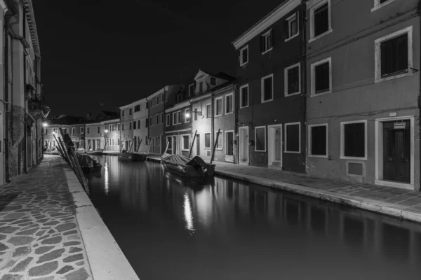 Černobílý Záběr Města Burano Murano Říčním Kanálem Noci Benátky Itálie — Stock fotografie