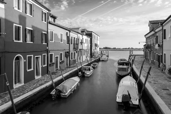 Czarno Biały Dzień Burano Murano Kanał Miejski Wielokolorowymi Budynkami Wenecja — Zdjęcie stockowe