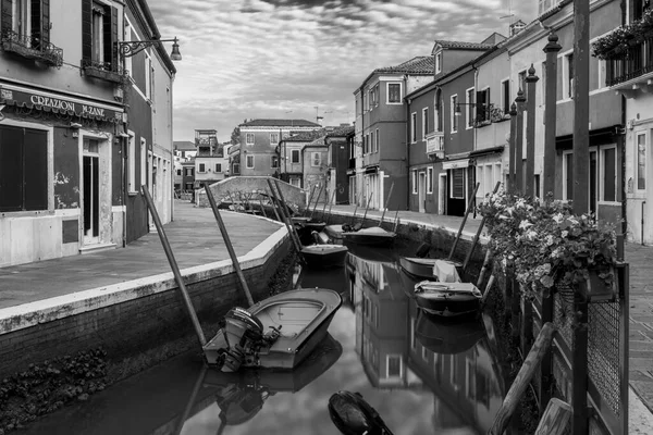 Bianco Nero Giorno Burano Murano Canale Paesaggio Urbano Con Edifici — Foto Stock