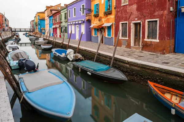 Település Venezia Murano Burano Vízcsatorna Csónakokkal Színes Épületekkel — Stock Fotó