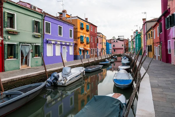 Município Venezia Murano Burano Canal Água Com Barcos Edifícios Coloridos — Fotografia de Stock