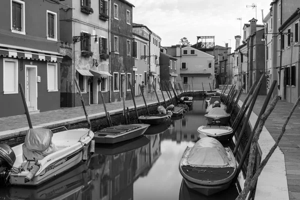 Schwarz Weiß Tagsüber Burano Murano Kanal Stadtbild Mit Mehrfarbigen Gebäuden — Stockfoto