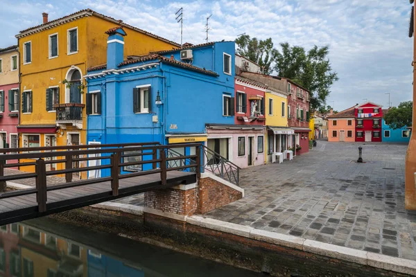 市1ヴェネツィア ムラーノ ブラーノ ボートやカラフルな建物と水の運河 — ストック写真
