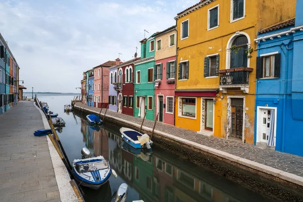 베네치아 무라노 부르노 보트와 건물들이 — 스톡 사진