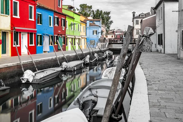 Denní Čas Burano Murano Kanál Cityscape Vícebarevnými Budovami Benátky Itálie — Stock fotografie