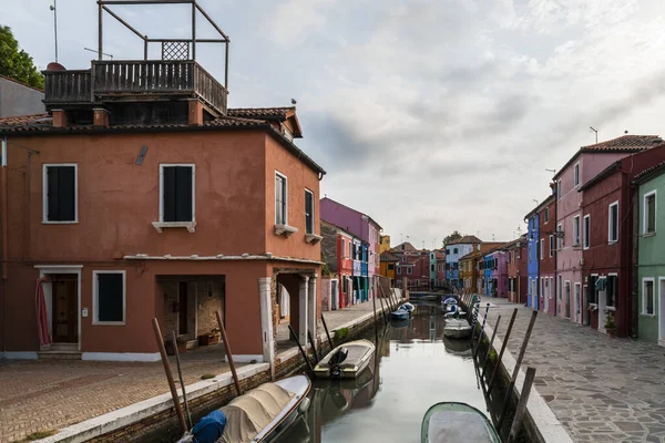 보트와 건물들이 베네치아 무라노 부르노 — 스톡 사진