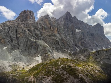 Belluno ili dağlık arazi ve Coldai Gölü, İtalya
