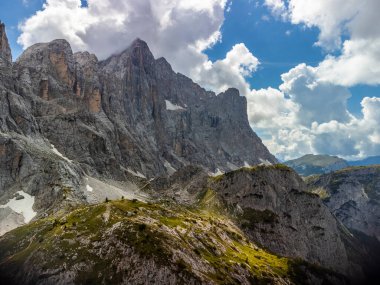 Belluno ili dağlık arazi ve Coldai Gölü, İtalya