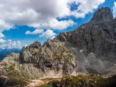 Belluno ili dağlık arazi ve Coldai Gölü, İtalya
