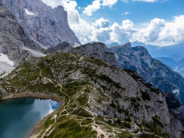 Belluno ili dağlık arazi ve Coldai Gölü, İtalya
