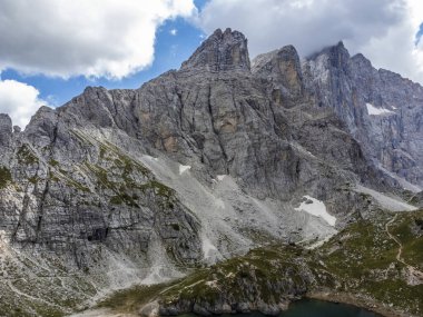 Belluno ili dağlık arazi ve Coldai Gölü, İtalya
