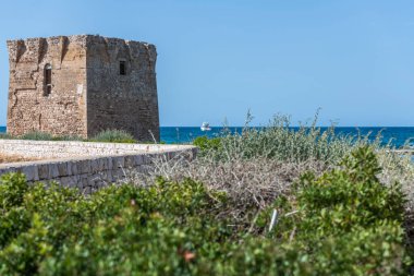 Gündüz vakti, İtalya 'nın San Vito liman kasabasında deniz kıyısında bir körfez vurdu. 