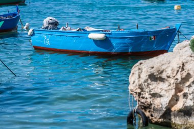 Gündüz vakti, İtalya 'nın San Vito liman kasabasında deniz kıyısında bir körfez vurdu. 