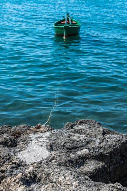 Gündüz vakti, İtalya 'nın San Vito liman kasabasında deniz kıyısında bir körfez vurdu. 