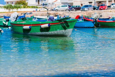 San Vito körfezi, İtalya liman kenti, arka planda arabalar. 