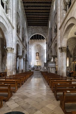 Biton İtalya 'daki eski katedral, taştan kilise içi.