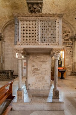 Biton İtalya 'daki eski katedral, taştan kilise içi.