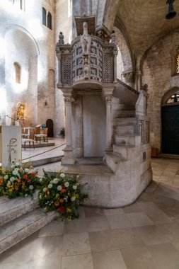 Biton İtalya 'daki eski katedral, taştan kilise içi.