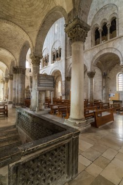 Biton İtalya 'daki eski katedral, taştan kilise içi.