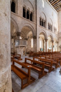 Biton İtalya 'daki eski katedral, taştan kilise içi.