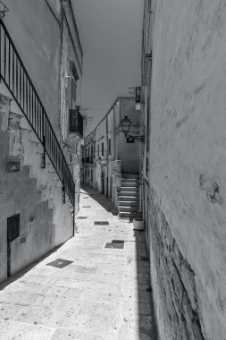 Siyah beyaz sokak fotoğrafı, Ceglie Messapica, küçük kasaba komünü, güney İtalya mimarisi. 