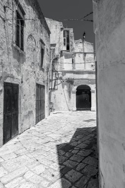 Siyah beyaz sokak fotoğrafı, Ceglie Messapica, küçük kasaba komünü, güney İtalya mimarisi. 