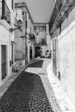 Siyah beyaz sokak fotoğrafı, Ceglie Messapica, küçük kasaba komünü, güney İtalya mimarisi. 