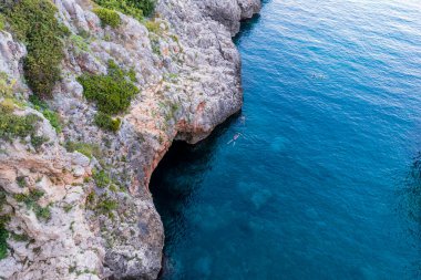 Deniz manzaralı, Ciolo, Apulia ili, İtalya