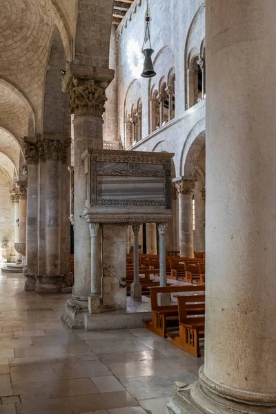 ビトンイタリアの古い大聖堂 石の教会のインテリア — ストック写真