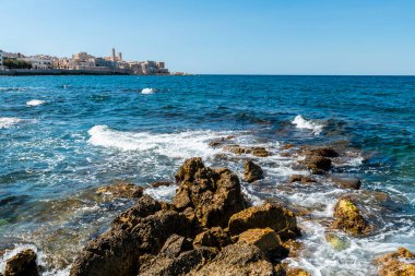 İtalyan küçük liman kasabası, deniz, yaz günü 