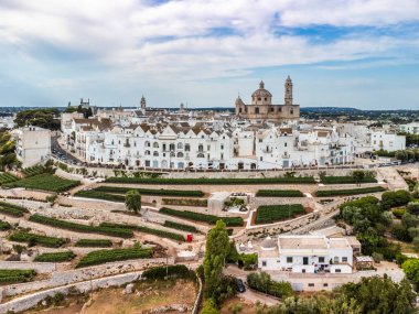 Locorotondo şehir ve arazilerinin havadan çekimi, Bari, İtalya
