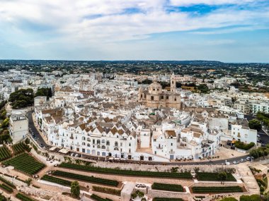 Locorotondo şehir ve arazilerinin havadan çekimi, Bari, İtalya