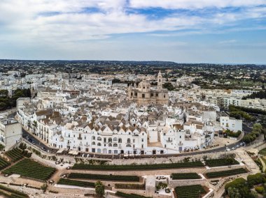 Locorotondo şehir ve arazilerinin havadan çekimi, Bari, İtalya