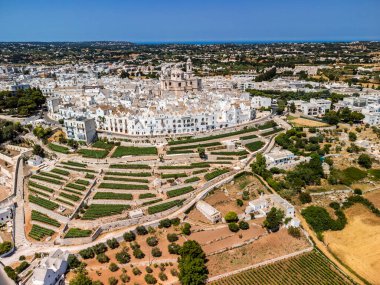 Locorotondo şehir ve arazilerinin havadan çekimi, Bari, İtalya