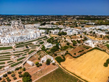 Locorotondo şehir ve arazilerinin havadan çekimi, Bari, İtalya