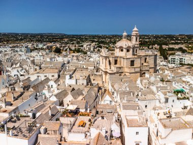 Locorotondo şehir ve arazilerinin havadan çekimi, Bari, İtalya