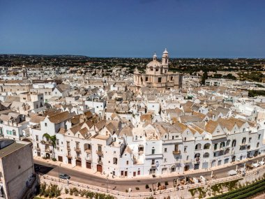 Locorotondo şehir ve arazilerinin havadan çekimi, Bari, İtalya