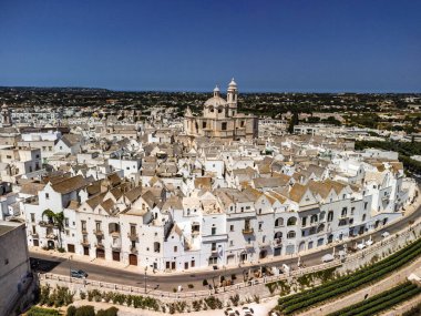 Locorotondo şehir ve arazilerinin havadan çekimi, Bari, İtalya