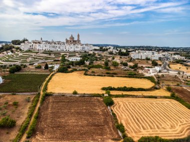 Locorotondo şehir ve arazilerinin havadan çekimi, Bari, İtalya