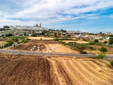 Locorotondo şehir ve arazilerinin havadan çekimi, Bari, İtalya