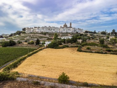 Locorotondo şehir ve arazilerinin havadan çekimi, Bari, İtalya