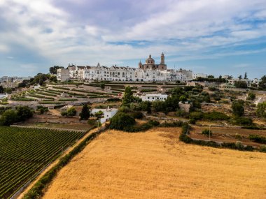 Locorotondo şehir ve arazilerinin havadan çekimi, Bari, İtalya