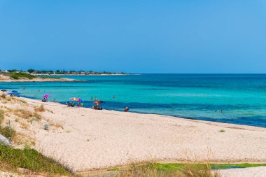 Marina di Lizzano deniz manzarası ve kıyı şeridi, Taranto ili, İtalya