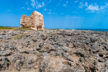 Marina di Lizzano deniz manzarası ve kıyı şeridi, Taranto ili, İtalya